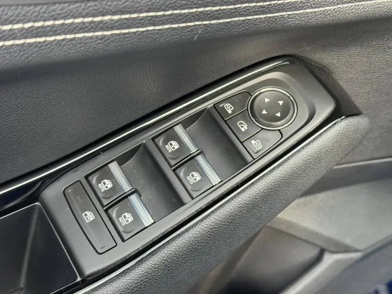 Détail des commandes des vitres et rétroviseurs sur la porte côté conducteur d’un Renault Austral 2025.