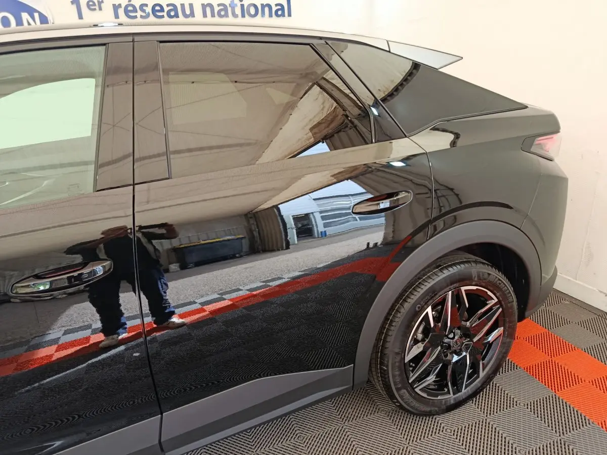 Vue latérale droite du Peugeot 3008 noir 2025, mettant en valeur la porte arrière et la roue arrière au design moderne.