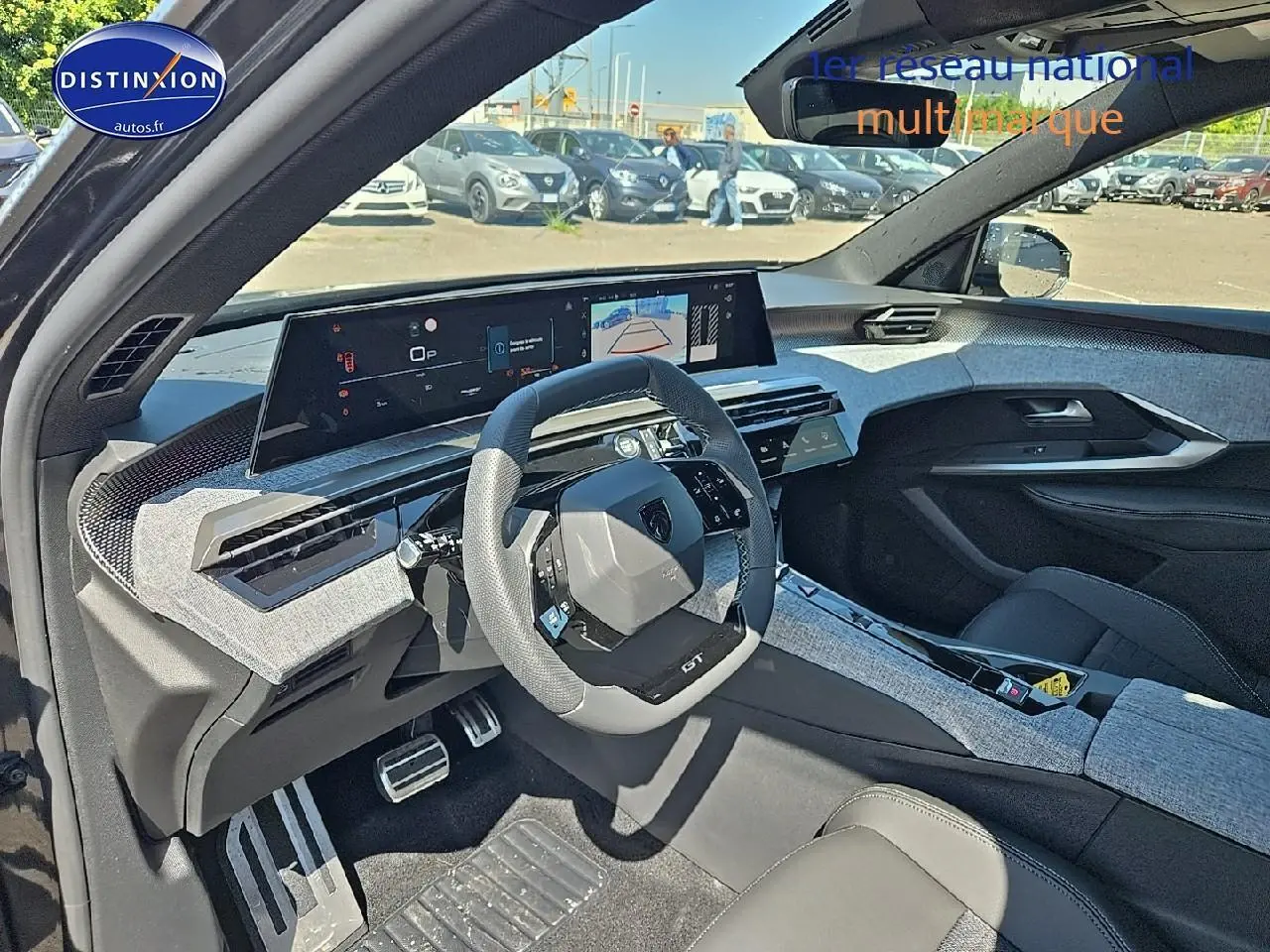 Intérieur du Peugeot 5008 Hybrid 145 GT gris titane, vue côté conducteur sur tableau de bord digital et volant compact.