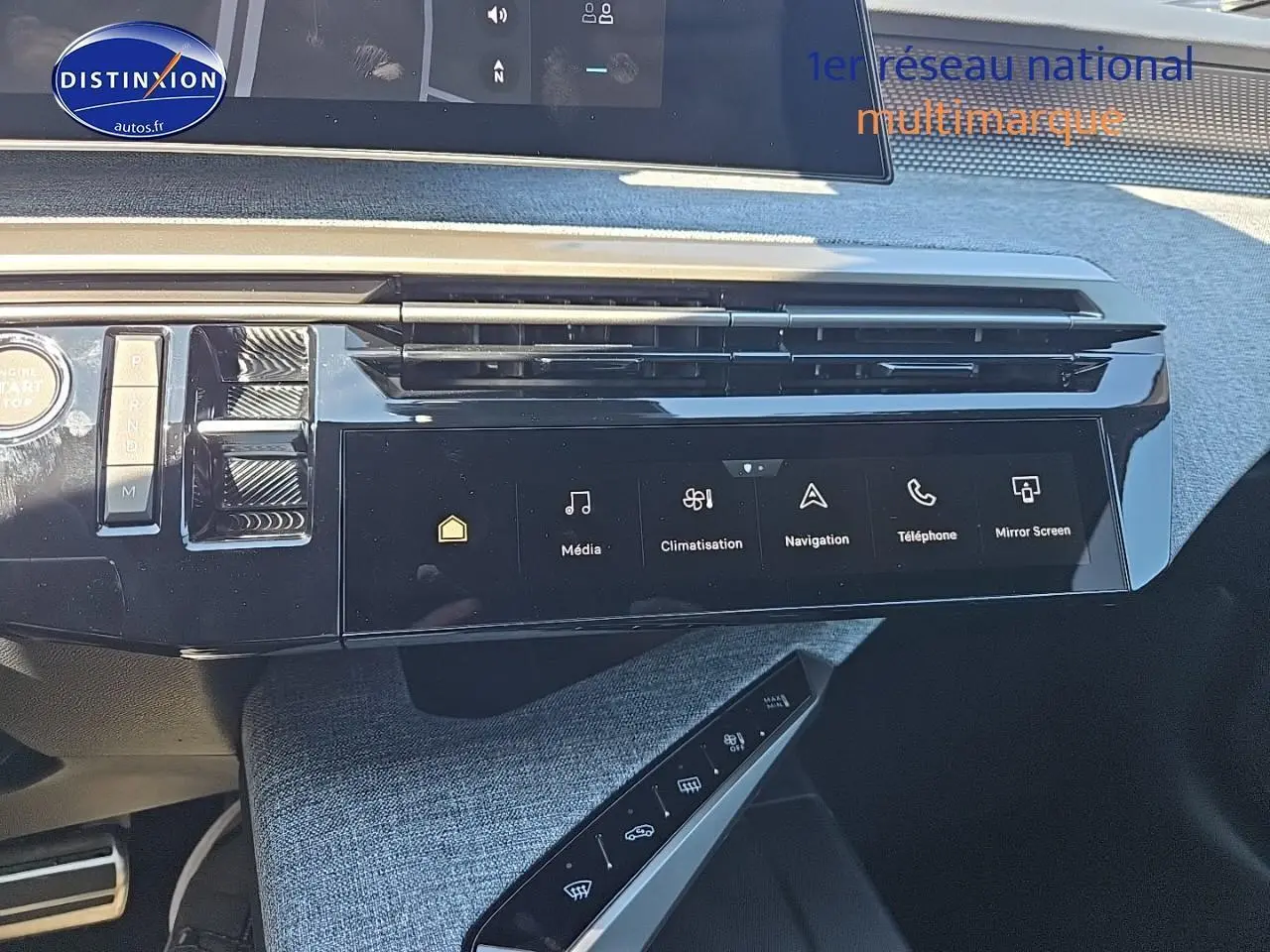Tableau de bord moderne du Peugeot 5008 Hybrid 145 GT gris titane avec écran tactile et commandes digitales.
