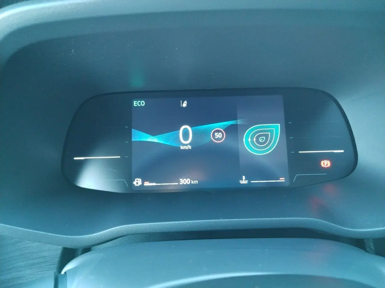 Tableau de bord numérique du Nissan Primastar 2025 affichant vitesse zéro et mode ECO en vue frontale.