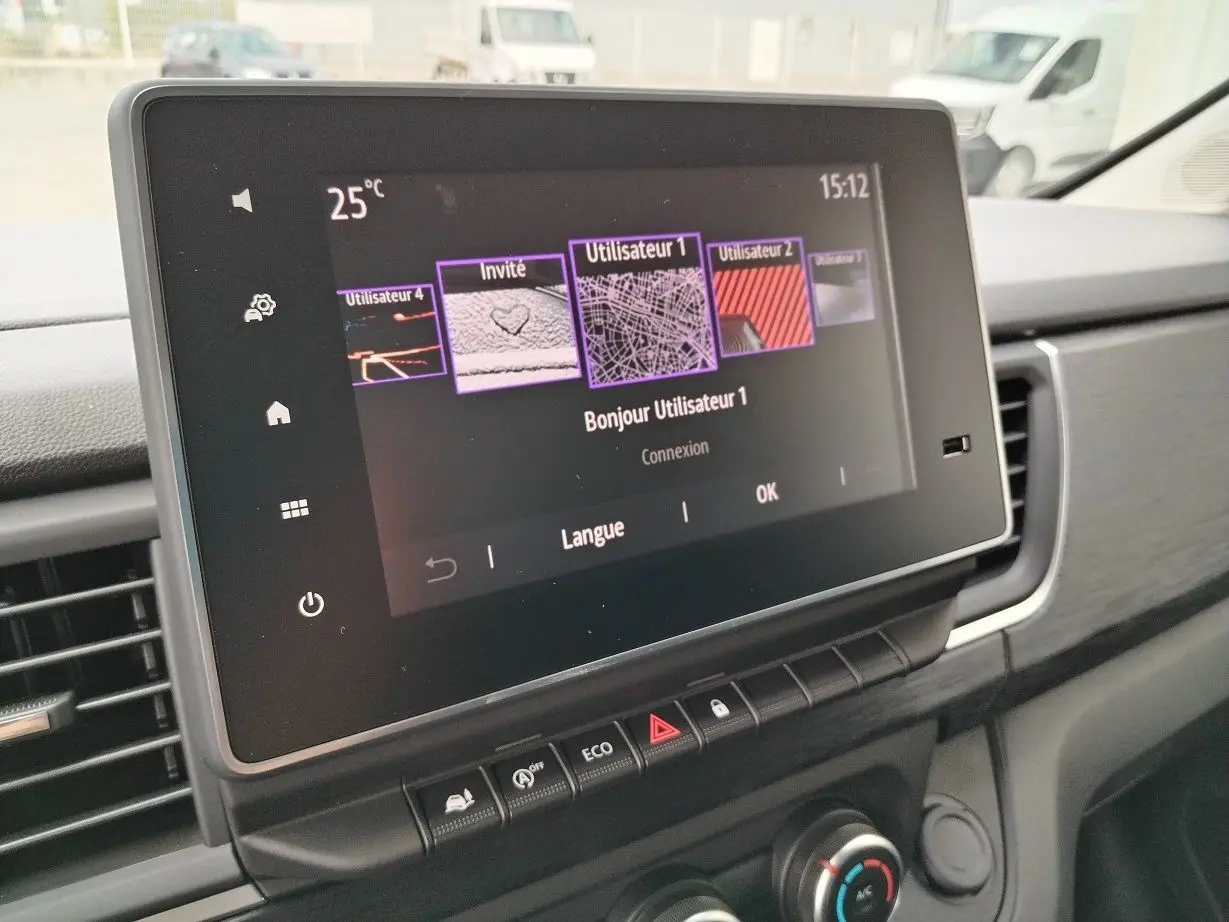 Écran tactile central affichant les profils utilisateurs dans l'habitacle du Nissan Primastar blanc 2025.