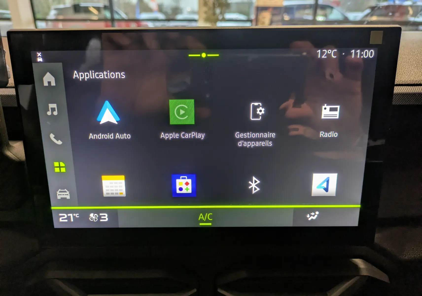 Écran tactile central du Dacia Duster Hybrid 140 Journey 2025 montrant les applications Android Auto et Apple CarPlay.