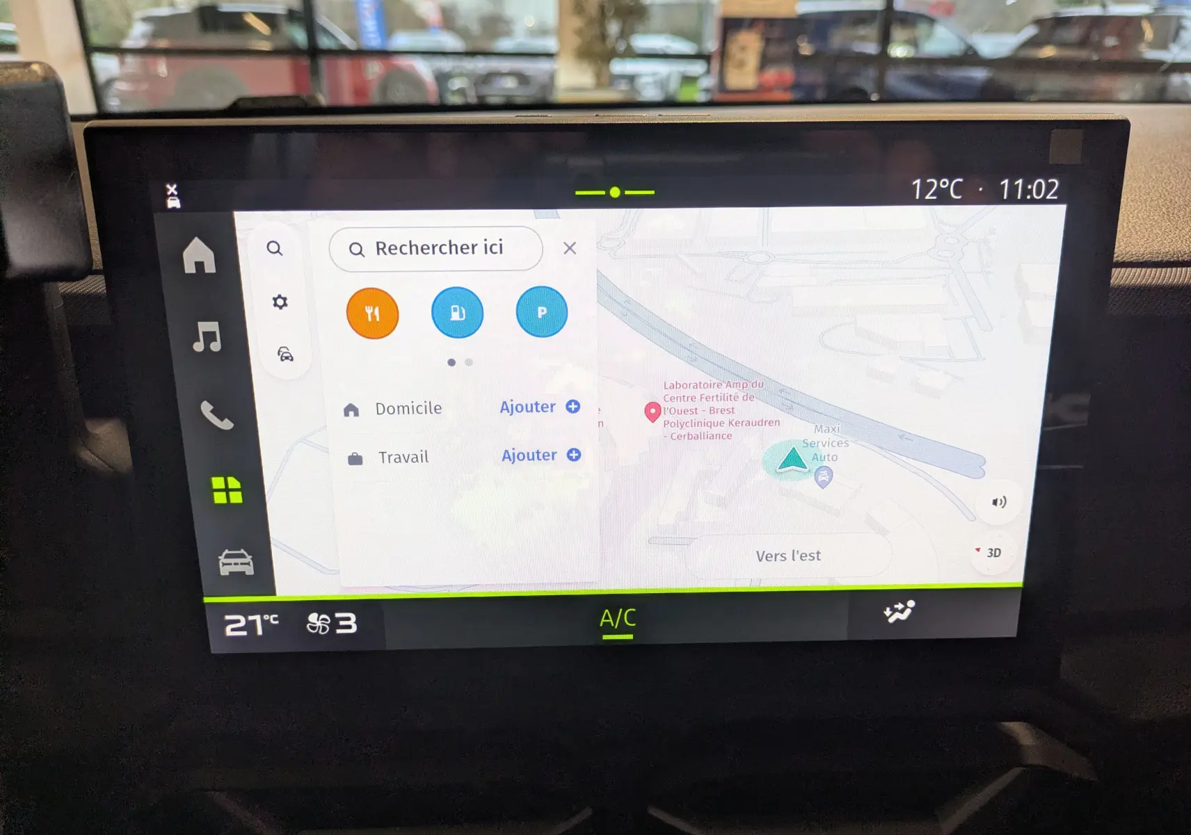 Écran tactile central du Dacia Duster Hybrid 140 Journey 2025 affichant la navigation et la climatisation.