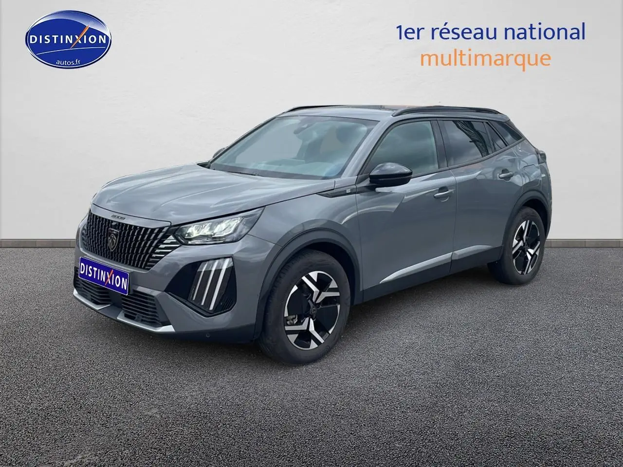 Peugeot 2008 E-136 allure gris sellenium, vue 3/4 avant droit, avec jantes alu et barres de toit noires.