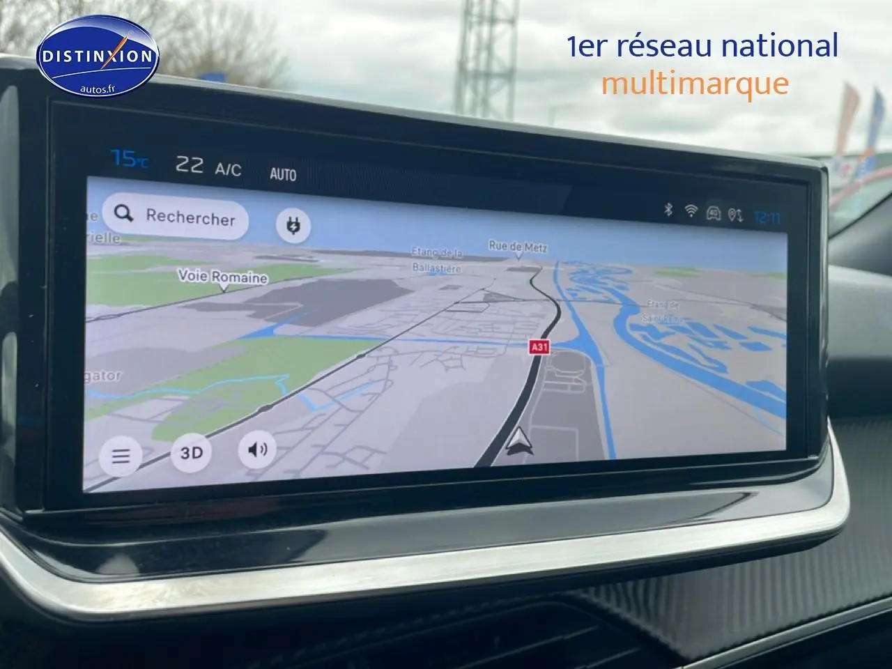 Écran tactile multifonction affichant la navigation dans l’habitacle du Peugeot 2008 E-136 allure gris sélénite.