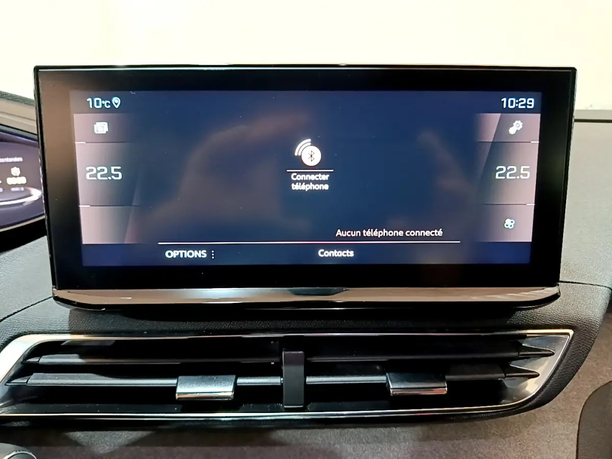 Écran tactile central affichant la connexion Bluetooth et la climatisation à 22,5°C dans un Peugeot 3008 noir.