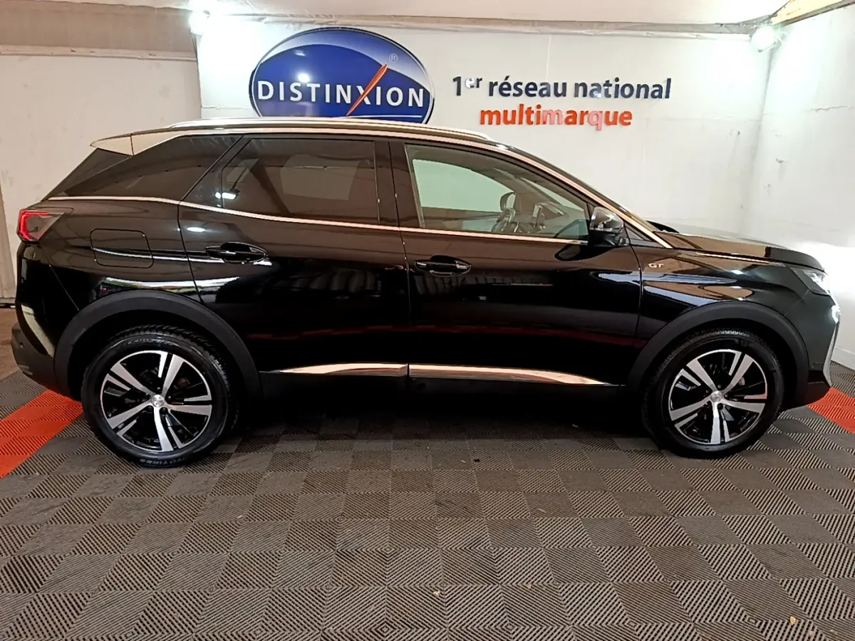 Peugeot 3008 BlueHDi 130 GT noir vue de profil côté gauche, avec jantes alliage et toit blanc contrasté.