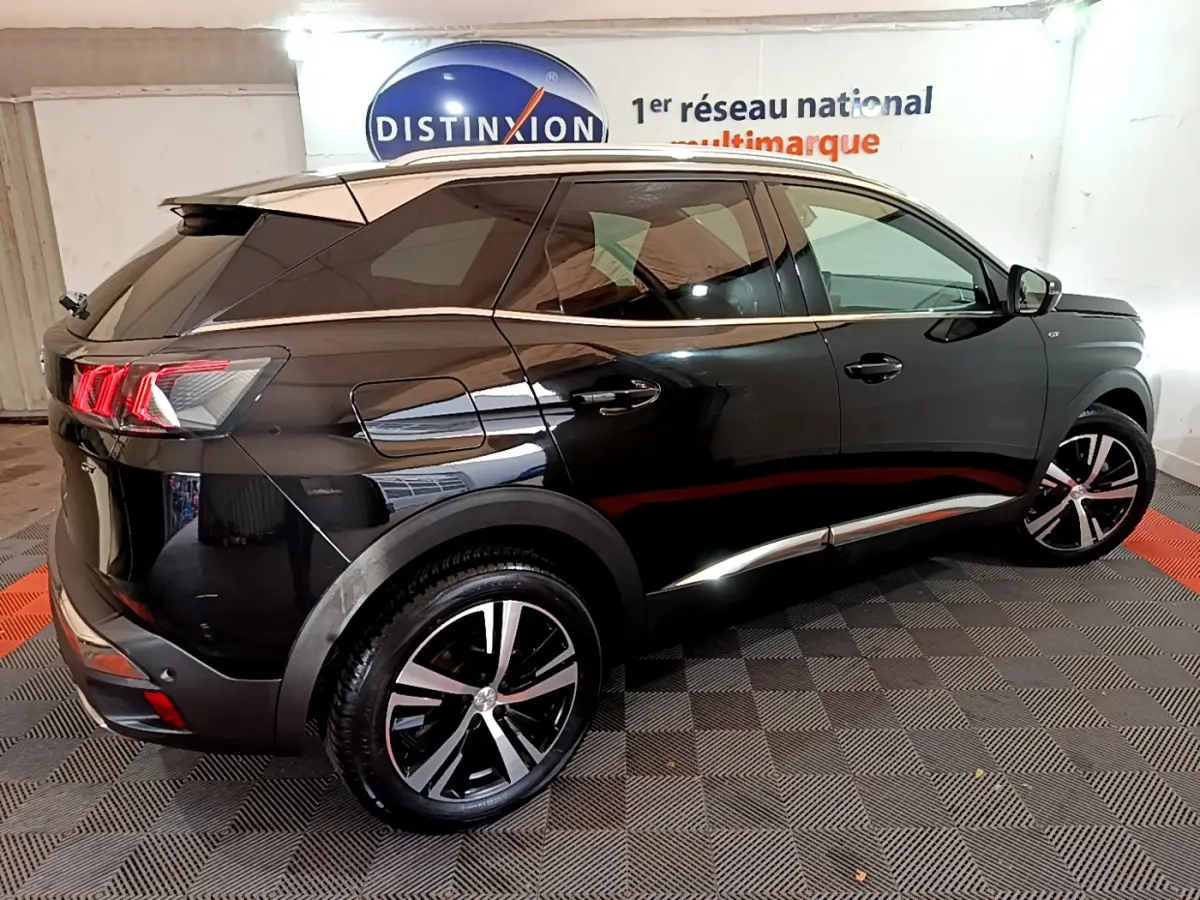Peugeot 3008 BlueHDi 130 GT noir, vue 3/4 arrière droit, jantes alliage et feux arrière LED distinctifs.