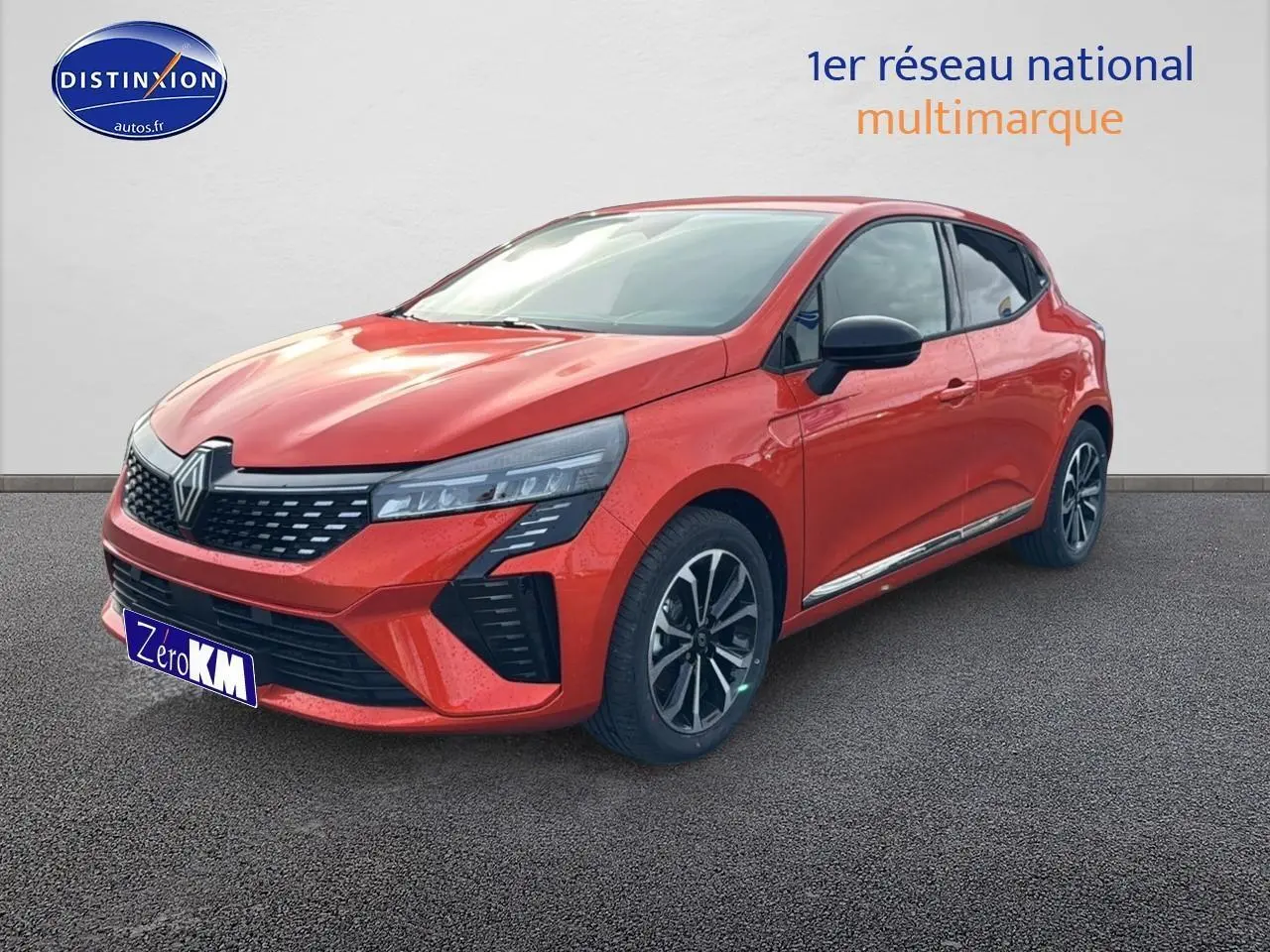 Renault Clio V orange Valencia vue 3/4 avant droit avec calandre noire et jantes alu noires et argentées