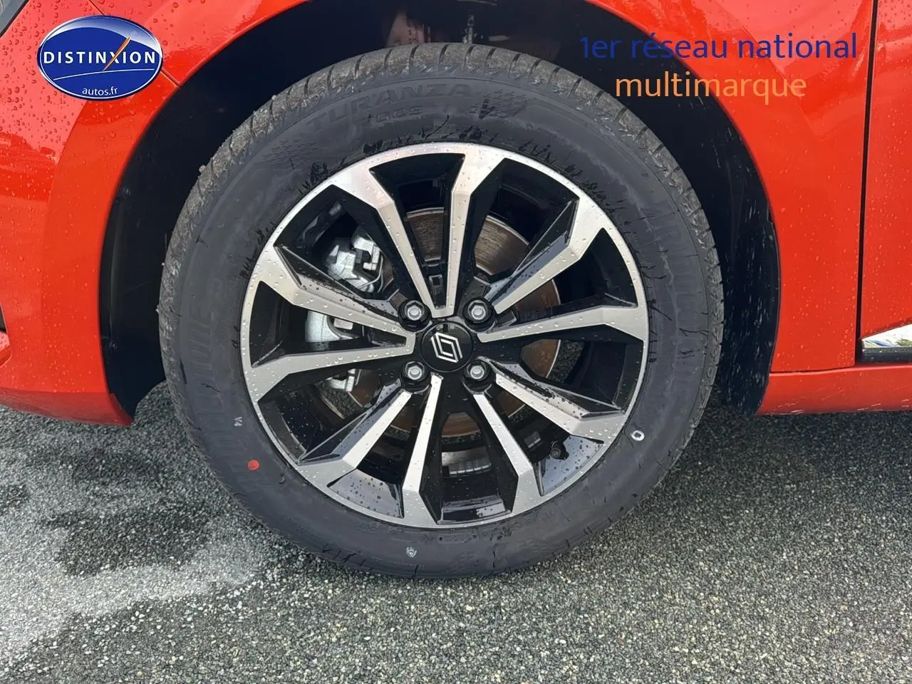 Gros plan sur la jante alu noire et argentée de la Renault Clio V orange Valencia côté avant droit.