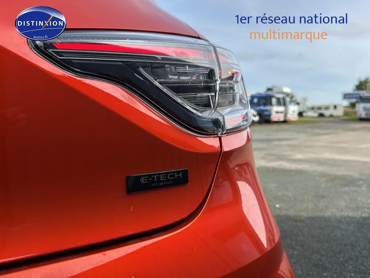 Gros plan sur le feu arrière droit orange Valencia de la Renault Clio V 1.6 e-tech hybride avec logo E-TECH.