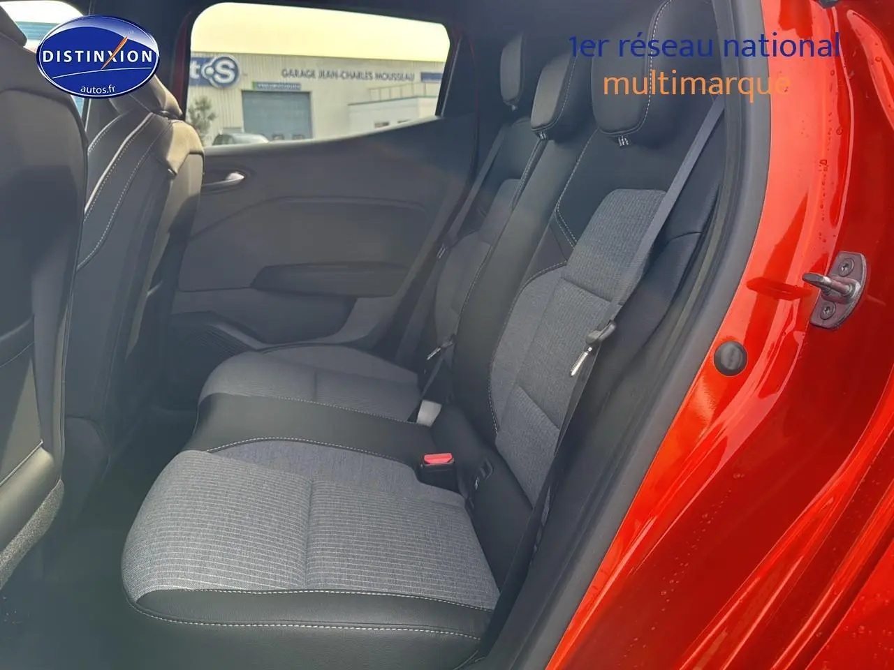 Vue intérieure côté droit sur la banquette arrière grise et noire de la Renault Clio V orange Valencia 2025.