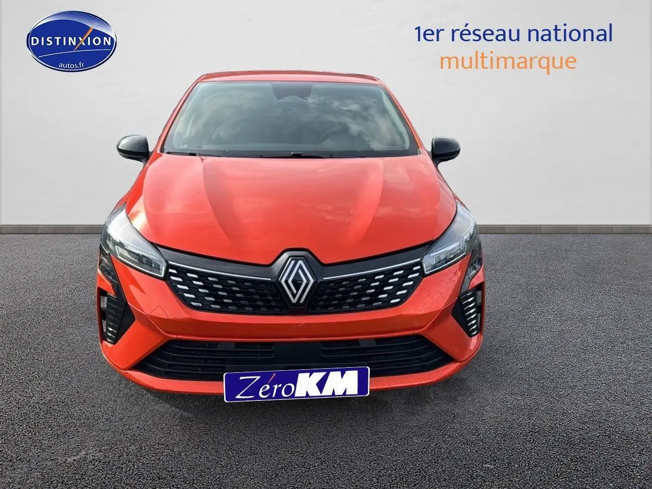 Renault Clio V 1.6 e-tech 145 techno orange Valencia vue de face avec calandre noire et phares LED intégrés.