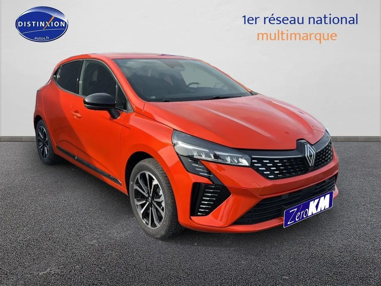 Renault Clio V orange Valencia vue 3/4 avant droit avec calandre chromée et jantes alu noires.