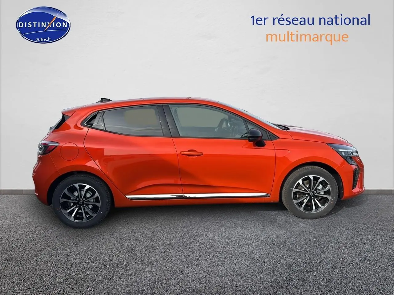 Profil côté gauche de la Renault Clio V orange Valencia 2025 avec jantes alliage et lignes dynamiques.