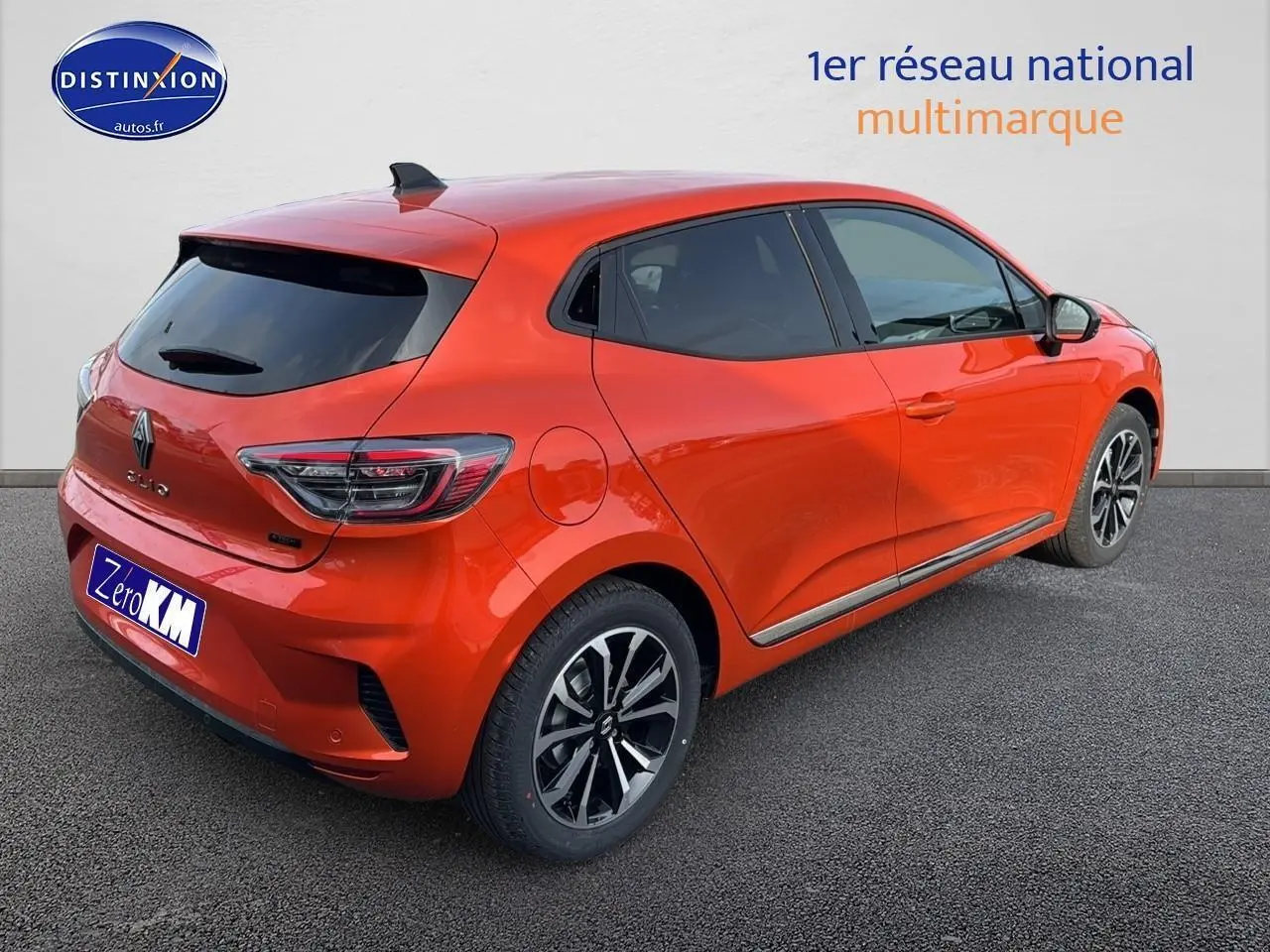 Renault Clio V orange Valencia vue 3/4 arrière droit avec jantes alu et vitres surteintées