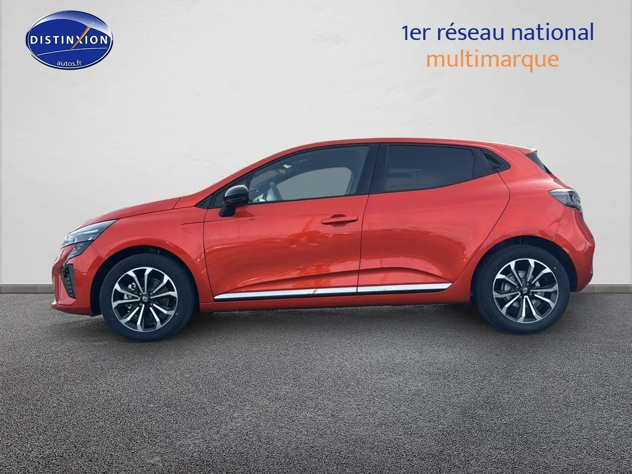 Profil droit d'une Renault Clio V orange Valencia 2025 avec jantes alliage et poignées ton carrosserie