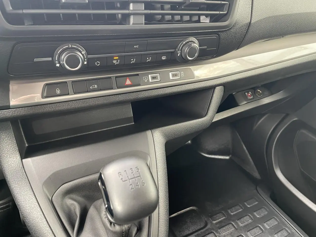 Gros plan sur la console centrale et levier de vitesses manuel du Opel Vivaro blanc 2024, intérieur noir.