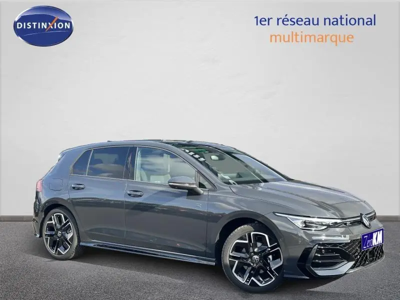 Volkswagen Golf 1.5 eTSI R-Line gris vue 3/4 avant droit avec jantes alliage distinctives et calandre sportive.
