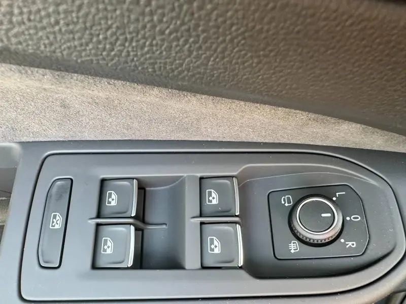 Panneau de commandes des vitres et rétroviseurs côté conducteur dans une Volkswagen Golf gris 2025 R-Line Edition.