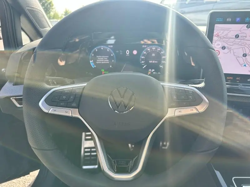 Vue rapprochée du volant multifonction de la Volkswagen Golf 1.5 eTSI R-Line 2025 avec tableau de bord numérique et écran tactile.