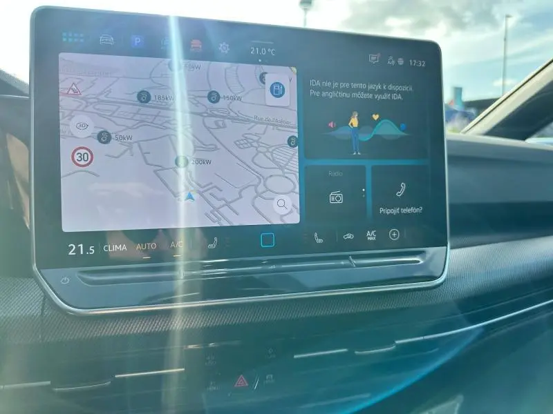 Vue intérieure du tableau de bord numérique de la Volkswagen Golf 1.5 eTSI R-Line Edition 2025 avec écran tactile et navigation.