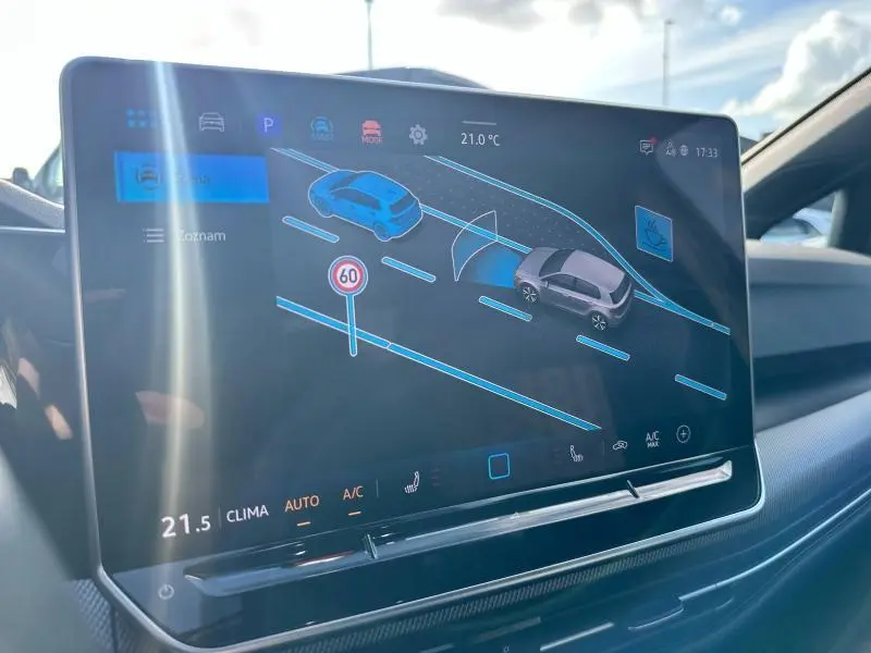 Écran tactile intérieur de la Volkswagen Golf 1.5 eTSI R-Line 2025 montrant l'aide au stationnement et la limite de vitesse à 60 km/h