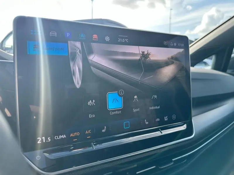 Écran tactile central de la Volkswagen Golf 1.5 eTSI R-Line 2025 affichant les modes de conduite avec intérieur gris moderne.