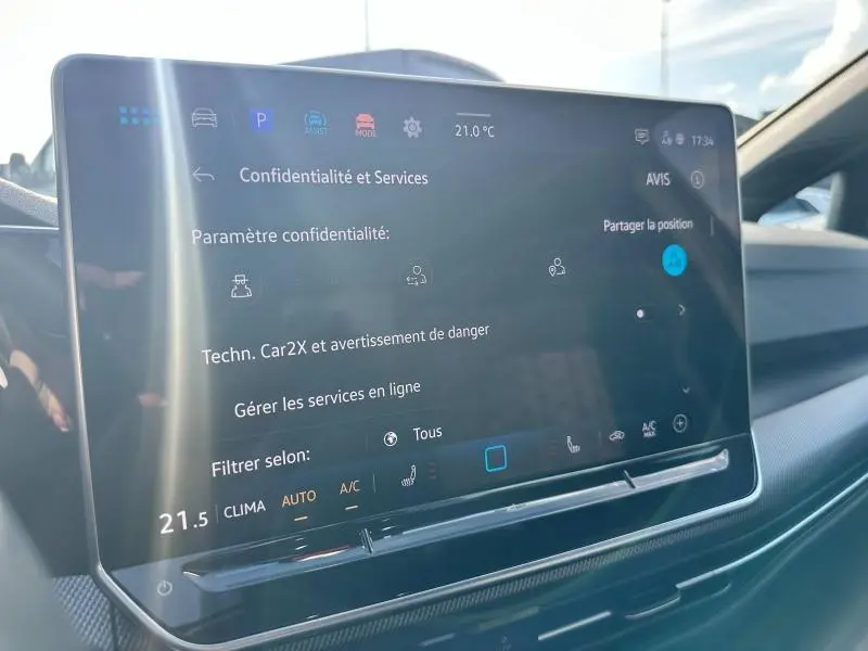 Écran tactile central du tableau de bord de la Volkswagen Golf gris 2025, affichant les paramètres de confidentialité et services connectés.