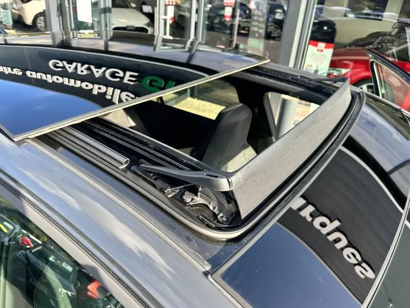 Toit ouvrant panoramique ouvert sur une Volkswagen Golf gris 2025, vue rapprochée du dessus mettant en valeur le mécanisme.