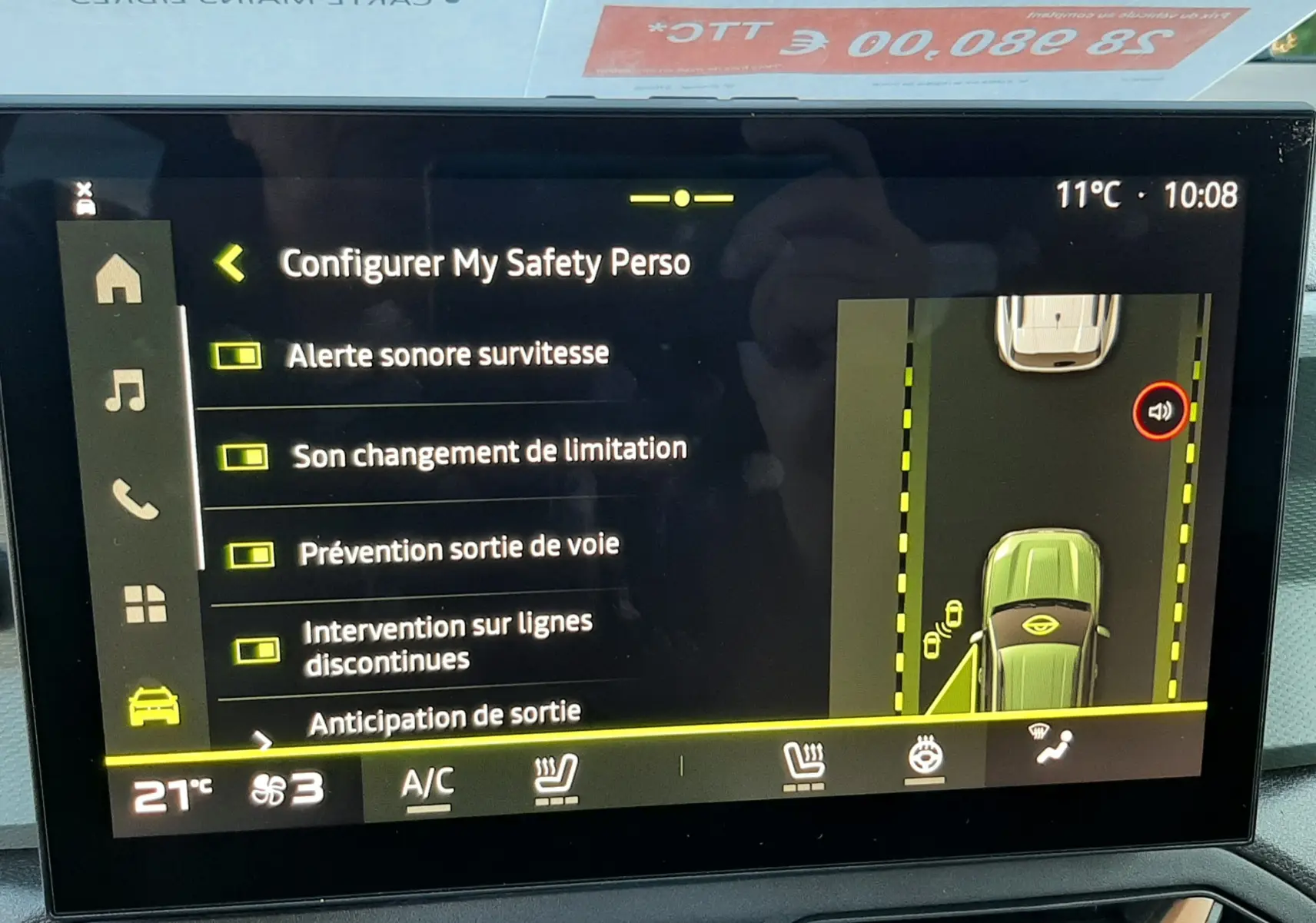 Écran tactile intérieur du Dacia Duster 1.6 Hybrid 140ch Extreme affichant les options de sécurité et la caméra 360° en fonctionnement.