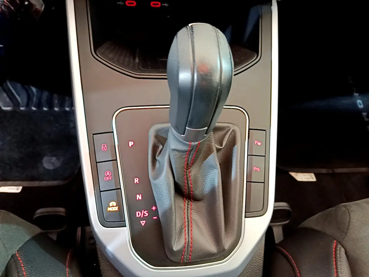 Le levier de vitesses automatique noir avec surpiqûres rouges du SEAT Arona 2022 vu de dessus, console centrale.