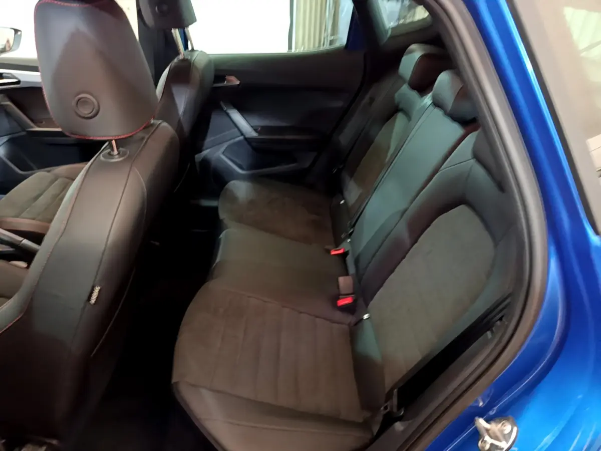 Vue intérieure côté droit sur la banquette arrière en cuir et tissu du SEAT Arona bleu 2022 finition FR