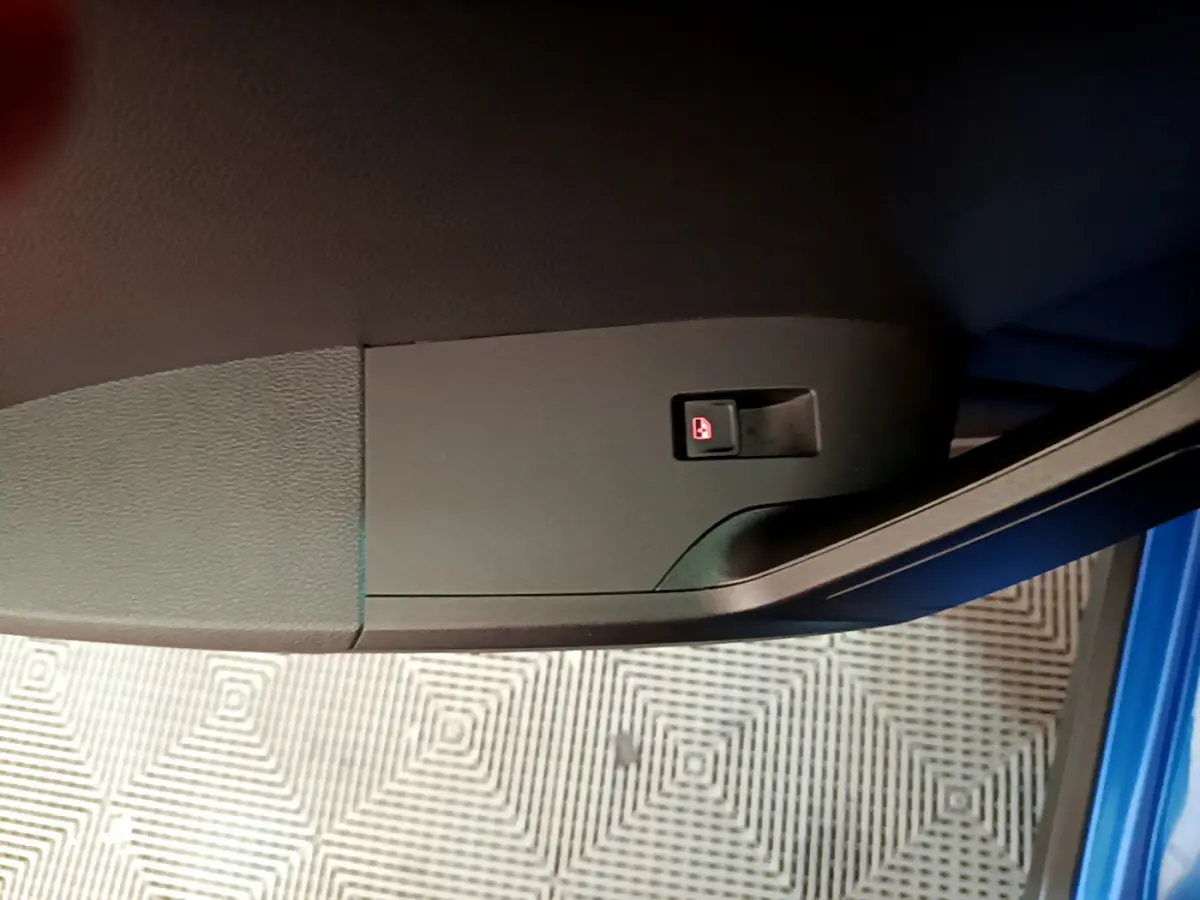 Bouton de verrouillage des portes sur la portière intérieure côté conducteur d'une SEAT Arona bleu 2022.