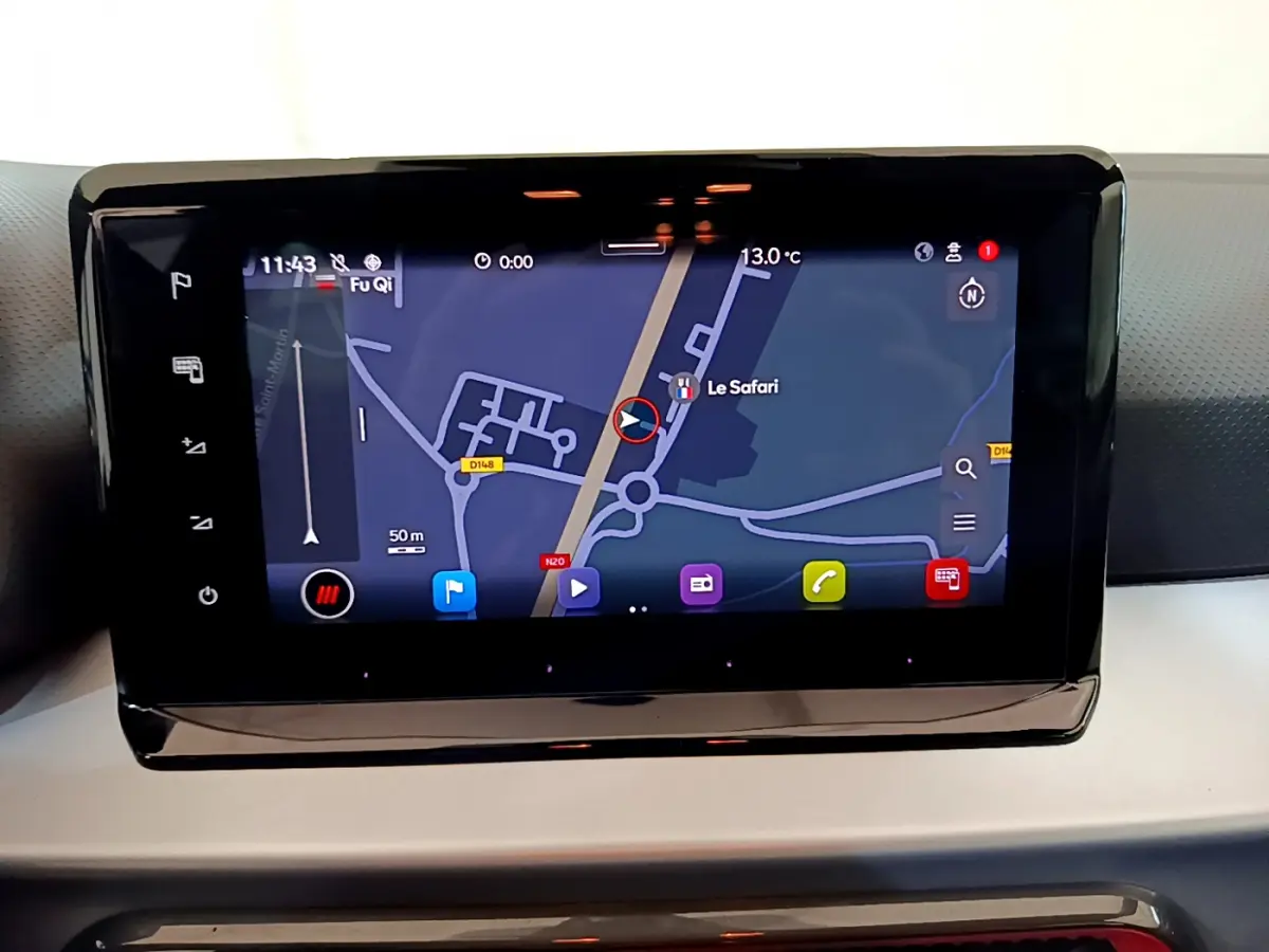 Écran tactile central du tableau de bord du SEAT Arona 2022 affichant la navigation GPS en mode nuit.