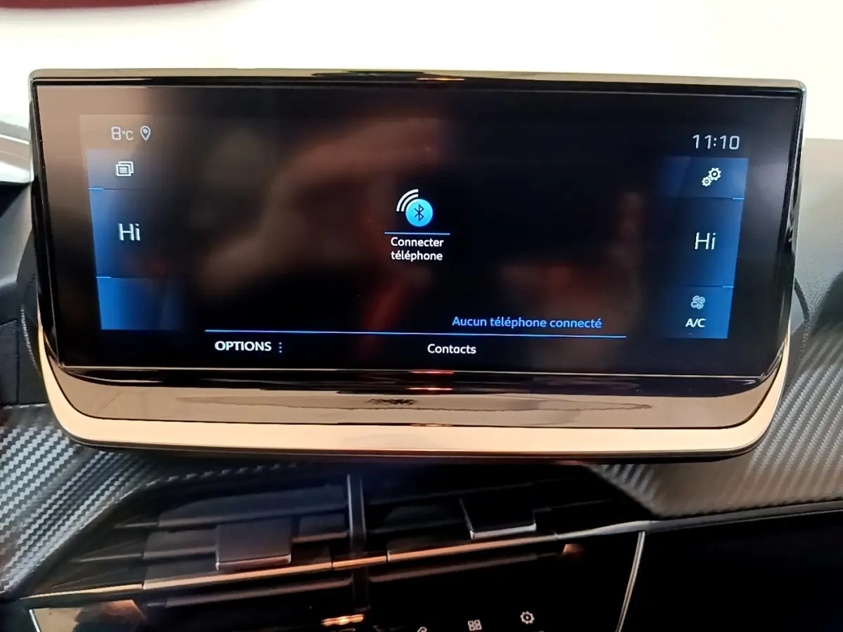 Écran tactile central de 17,8 cm dans l’habitacle de la Peugeot 208, affichant la connexion Bluetooth.