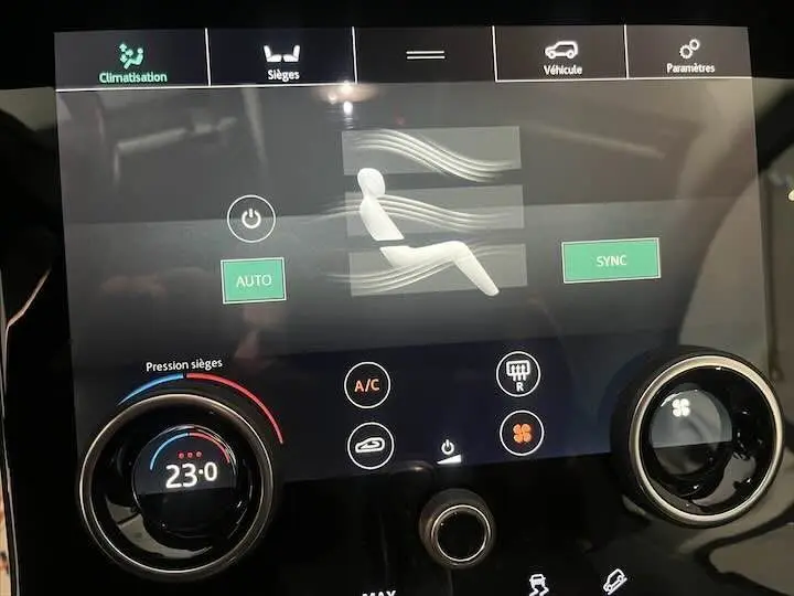 Écran tactile du système de climatisation du Range Rover Evoque noir Santorini, affichant les réglages de température et sièges.