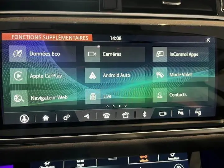 Écran tactile central du Range Rover Evoque 2020 affichant les fonctions connectées et éco en intérieur noir.