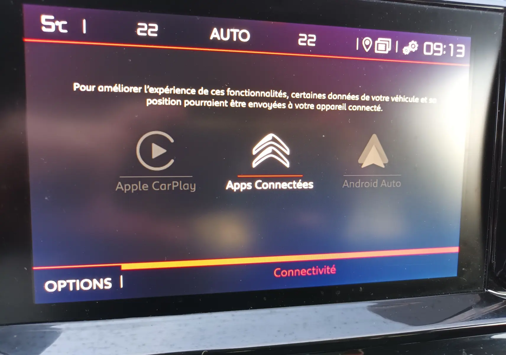 Écran tactile du système multimédia Citroën C5 Aircross 2020 affichant les options Apple CarPlay, Apps Connectées et Android Auto.