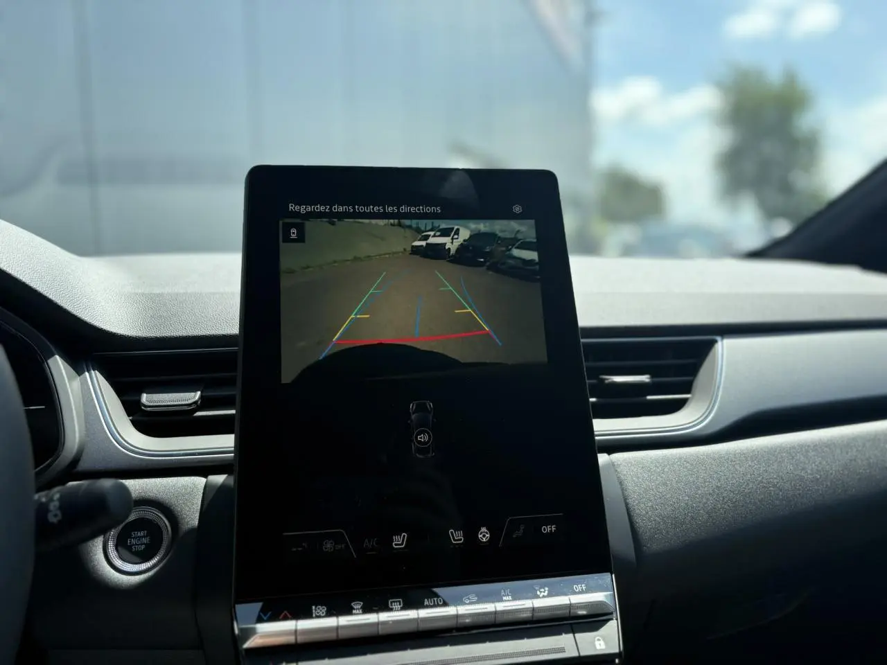 Écran central tactile affichant la caméra de recul dans l'habitacle du Renault Captur noir étoile 2025.
