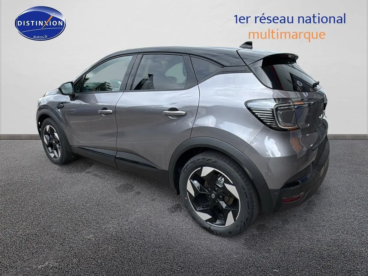 Vue 3/4 arrière droite du Renault Captur gris cassiopée avec jantes alu et toit noir contrasté.
