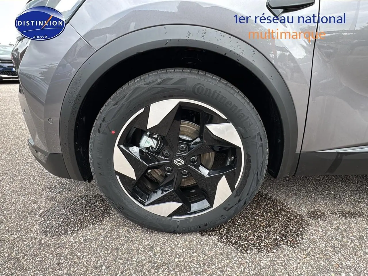 Gros plan sur la roue avant gauche du Renault Captur gris cassiopée avec jante alu noire et argentée au design moderne.