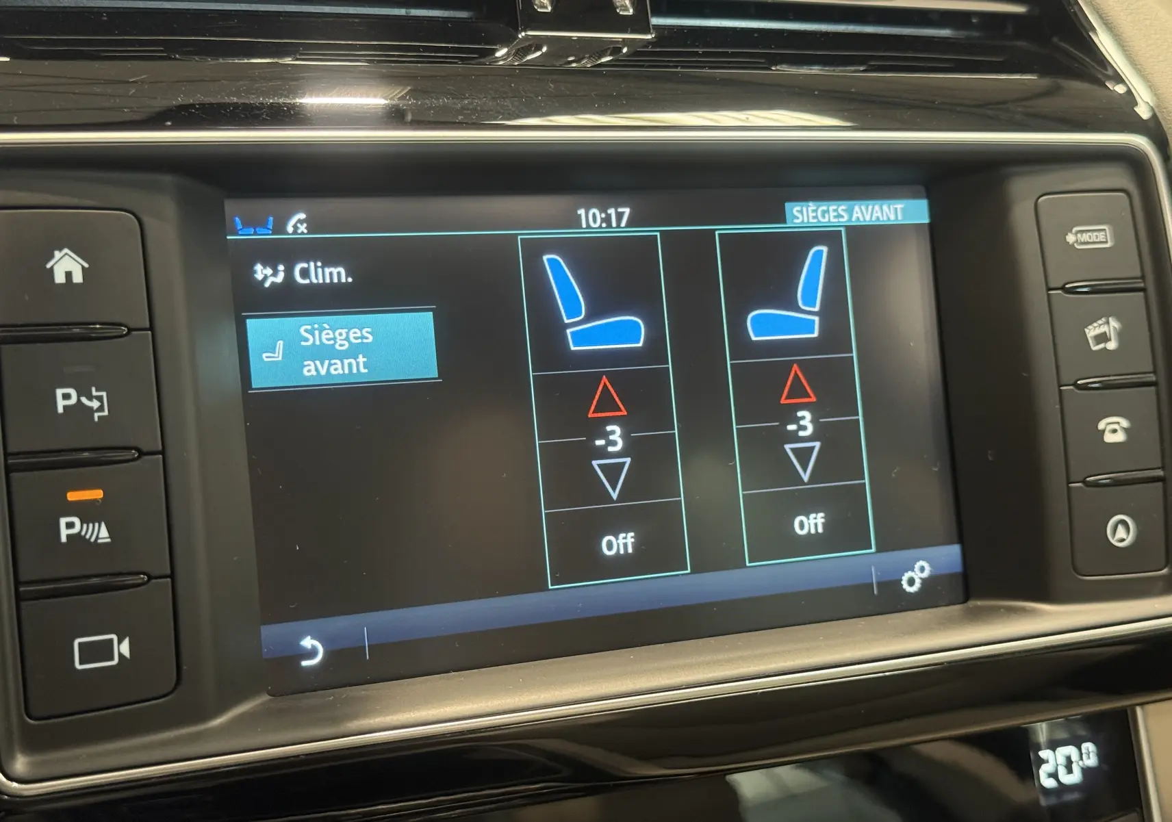 Écran tactile du système de climatisation de la Jaguar XE 20d 2015 montrant le réglage des sièges avant.