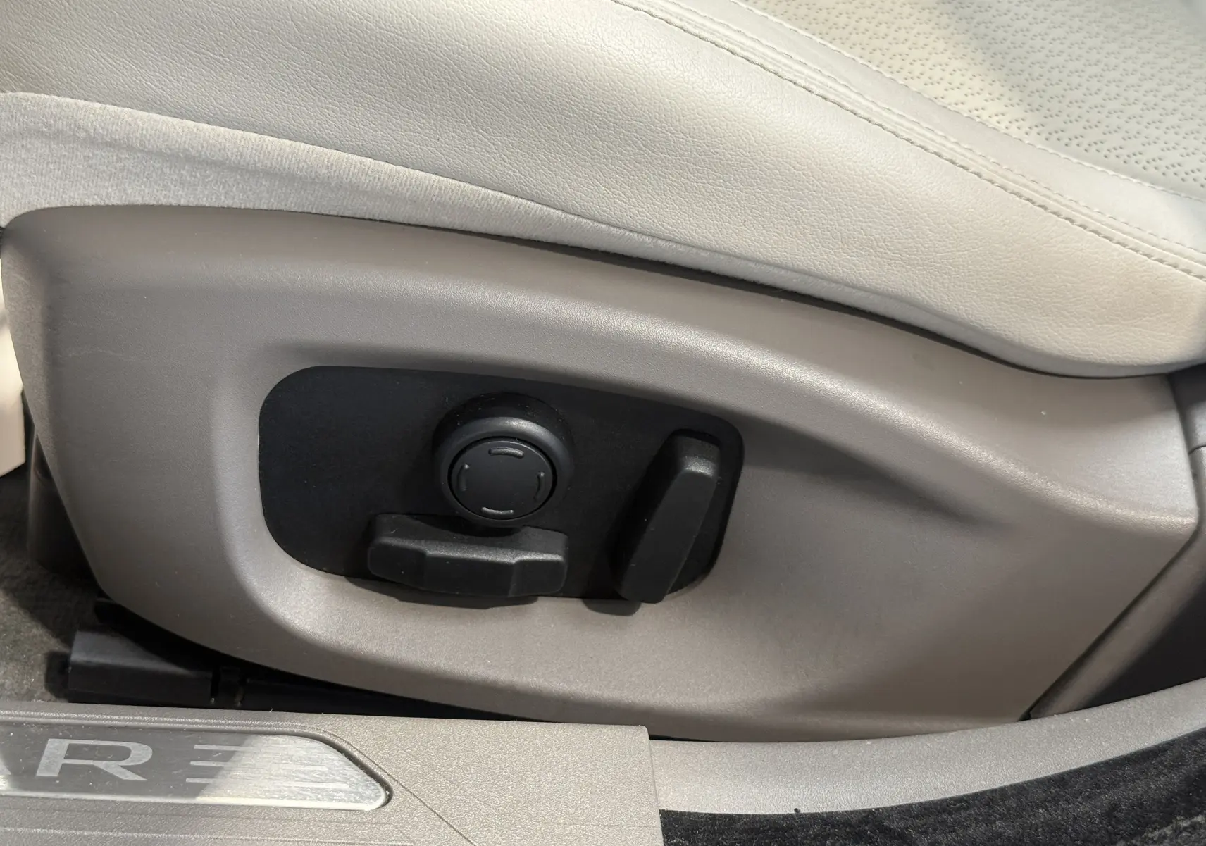 Réglages électriques du siège beige côté conducteur dans une Jaguar XE 20d 180 ch Prestige 2015