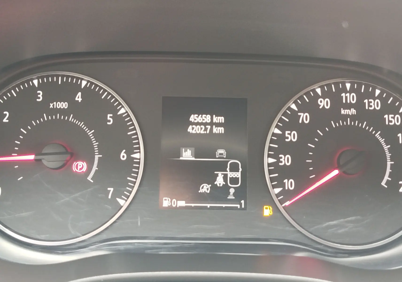 Tableau de bord du Dacia Sandero Stepway 2021 montrant compte-tours, vitesse, kilométrage et témoin de carburant faible.