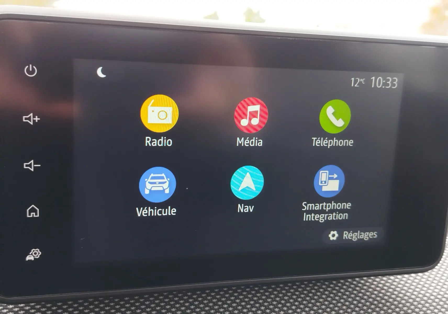 Écran tactile central de la Dacia Sandero Stepway 2021 affichant les icônes radio, média, téléphone, navigation et réglages.