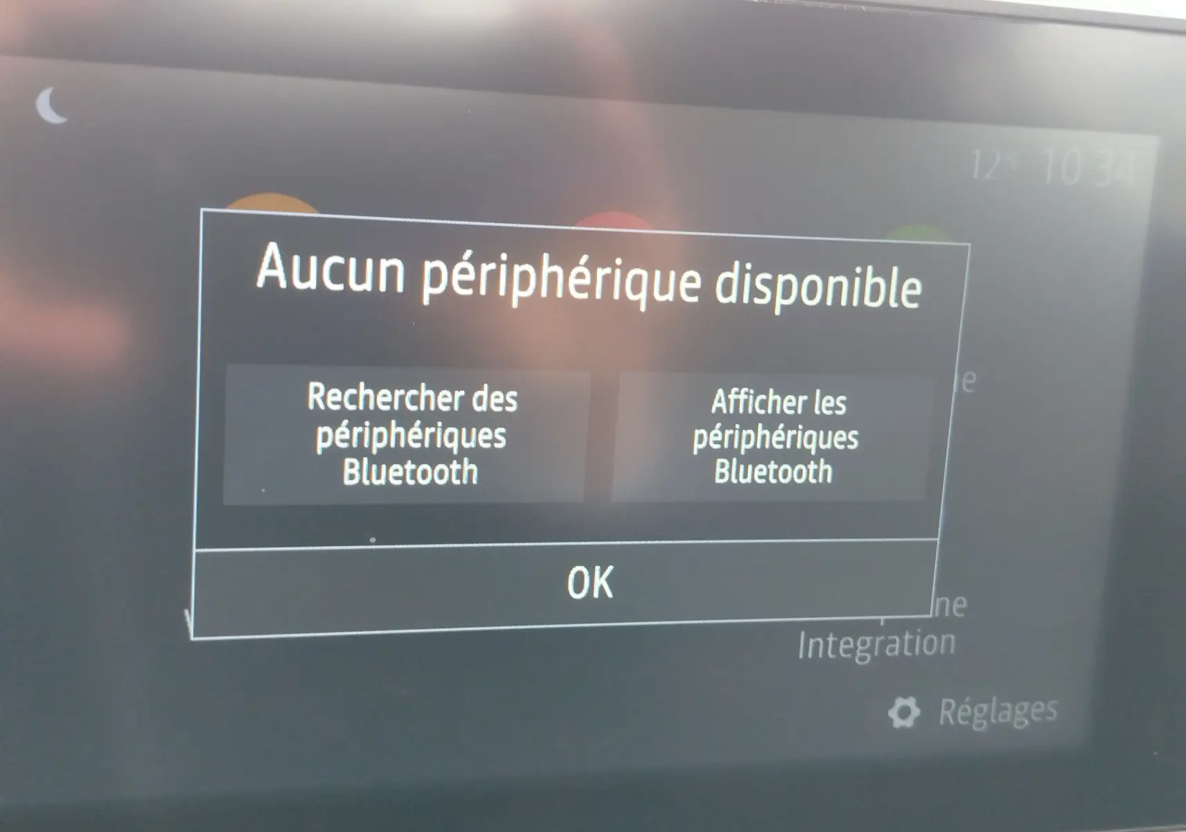 Écran central de la Dacia Sandero Stepway 2021 montrant un message Bluetooth sans périphérique connecté.