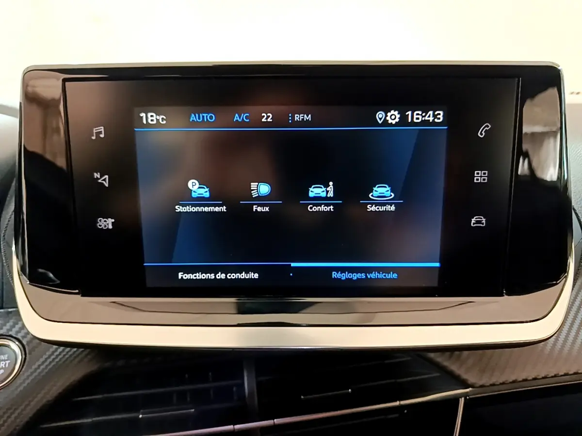 Écran tactile central affichant les réglages du véhicule sur Peugeot 2008 gris foncé, vue intérieure frontale.