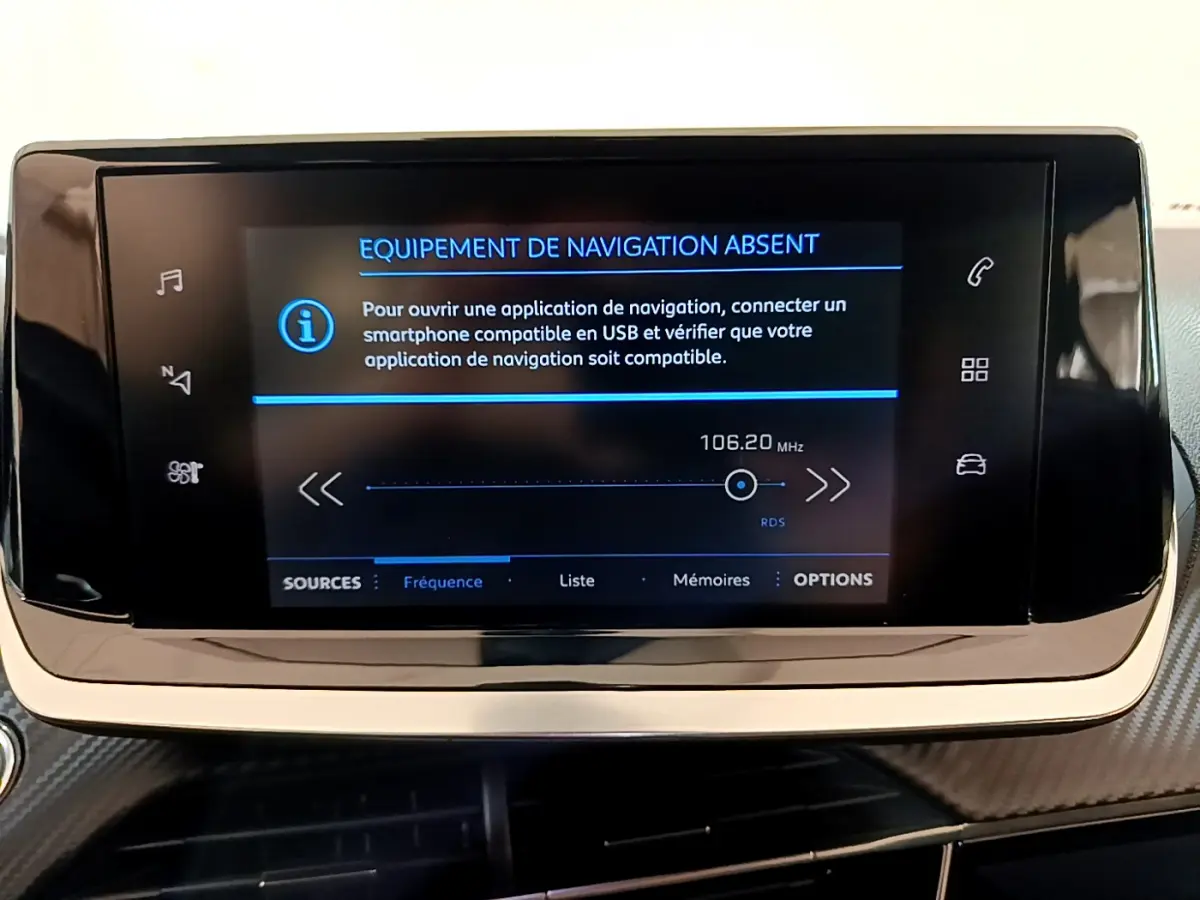 Écran tactile central du tableau de bord de la Peugeot 2008 gris foncé, affichant un message d'absence de navigation.